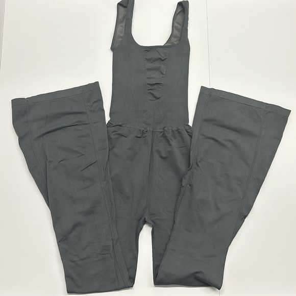 FP Movement Free People Good Karma Flare Onesie Dark Grey XS/S mis-stamped - Picture 2 of 11